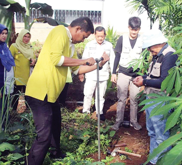 UJI KUALITAS TANAH— Kepala DLH Kota Padang Mairizon melakukan pengambilan sampel tanah di 6 lokasi, bekerjasama dengan Universitas Andalas, Kamis (19/1).