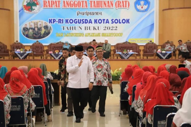 Wako Zul Elfian Buka RAT Paripurna KP-RI, Aset Koperasi Capai Rp20,2 Miliar 1 PEMBUKAAN RAT— Wali Kota Solok, Zul Elfian membuka kegiatan Rapat Anggota Tahunan (RAT) Paripurna Koperasi Pegawai-Republik Indonesia (KP-RI) Koperasi Guru Sekolah Dasar (Kogusda) Kota Solok Tahun Buku 2022.