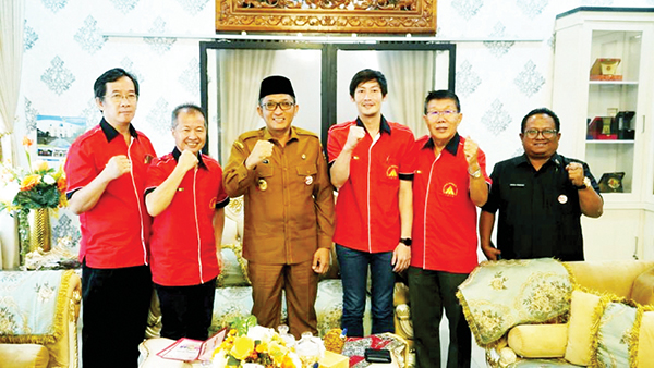 SILATURAHMI— Pengurus HBT dan WHBT Kota Padang melakukan silaturahmi sekaligus mengundang Wako Hendri Septa untuk menghadiri pembukaan Bazar HBT-WHBT yang diadakan dari 27 Januari sampai dengan 5 Februari 2023.