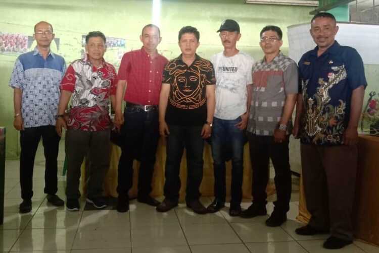 FOTO BERSAMA—Pengawas Koperasi Ahli Muda Dinas Koperasi dan UMKM Kota Padang,Harry Prautama,Usman Gumanti, bersama pengurus Ketua KP3A Kota Padang,Indra Kasman,SE ,Sekretaris Rajabman, Bendahara Edi Prima,A.Md dan Ketua Pengawas Dedi Sahirma, ST foto bersama.
