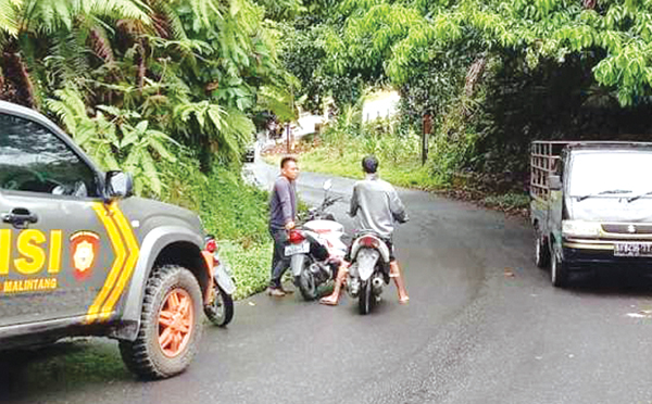 BEGAL— Polisi dari Polsek IV Koto Aur Malintang bersama warga mendatangi lokasi pembegalan terhadap seorang guru.