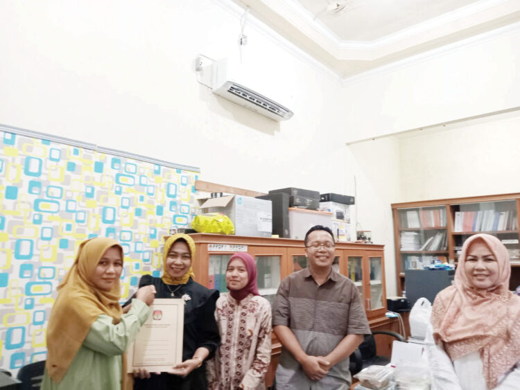 12 Balon DPD Lengkapi Syarat Dukungan 1 SERAHKAN TANDA TERIMA— Ketua KPU Sumbar Yanuk Sri Mulyani dan Ketua Bawaslu Sumbar Alni beserta anggota Bawaslu Nurhaida Yetty saat menyerahkan tanda terima dari KPU Sumbar, Senin (30/1) Malam.
