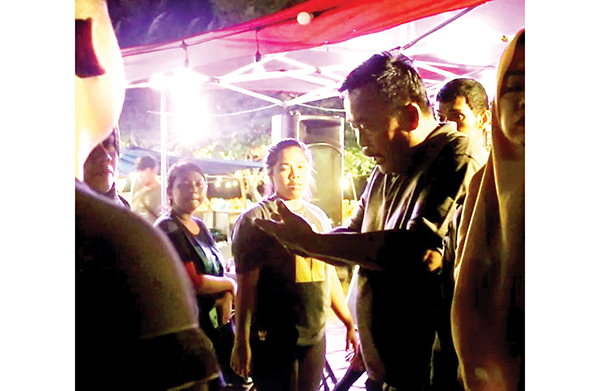 DIBERI TEGURAN— Petugas Satpol PP Kota Padang melakukan tindakan persuasif dan memberikan tegur secara humanis kepada pemilik kafe yang menggunakan live musik, di kawasan bibir Pantai Padang, tepatnya di depan Lapau Panjang Cimpago (LPC).