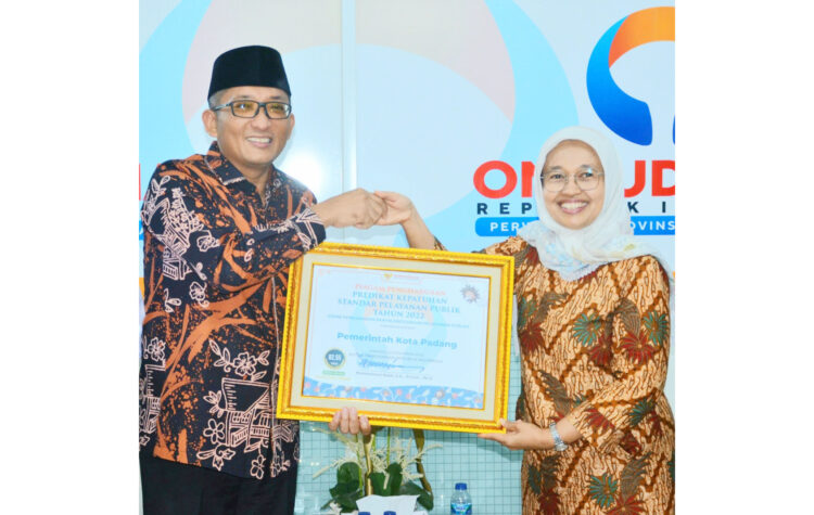 PIAGAM PENGHARGAAN— Wali Kota Padang Hendri Septa menerima piagam penghargaan Predikat Kepatuhan Standar Pelayanan Publik Tahun 2022 dari Ombudsman RI.