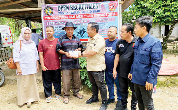 Andre Rosiade Bantu Perguruan Pencak Silat di Bungus 1 BANTU PERGURUAN SILAT— Penyerahan bantuan dari Andre Rosiade untuk Perguruan Pencak Silat Qalbu Thahir Kumango Bungus oleh Bimo Nurrahman kepada Ketua Perguruan Arlis.