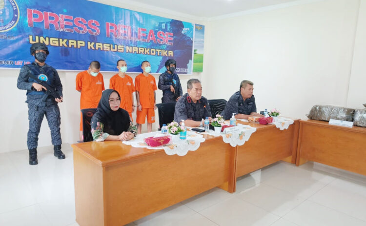 KURIR GANJA— Kepala BNNP Sumbar Brigjen Pol Sukria Gaos memberikan keterangan pers terkait penangkapan tiga kurir narkoba yang menyelundupkan 24 Kg ganja dari Sumut.