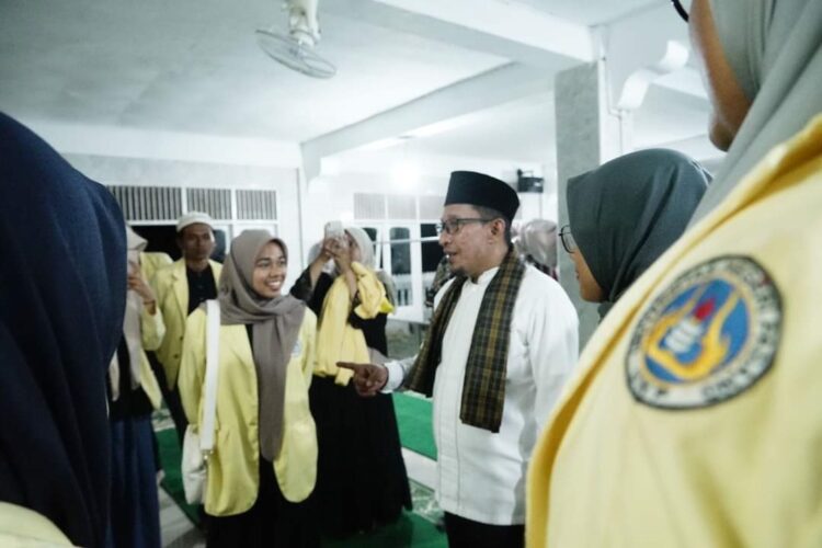 DISKUSI—Bupati Eka Putra sedang berdiskusi dengan kelompok pemuda.