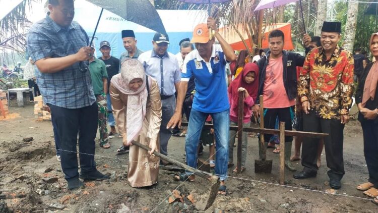 LETAKAN—Ketua  Lembaga Koordinasi Kesejahteraan Keluarga (LKKS) Kota Pariaman, Ny. Lucyanel Genius didampingi Sekdako Pariaman, Yota Balad meletakkan batu pertama bantuan dari Badan Amil Zakat (Baznas) Kota Pariaman.