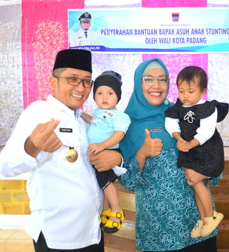 Serahkan Bantuan Rp138 Juta untuk 50 Anak di Kota Padang, Wako Hendri Septa Apresiasi Baznas Dukung Pencegahan Stunting 1 PENYERAHAN BANTUAN— Wali Kota Padang, Hendri Septa didampingi Ketua TP-PKK Kota Padang Ny Genny Hendri Septa saat penyerahan bantuan BAAS untuk pencegahan stunting.