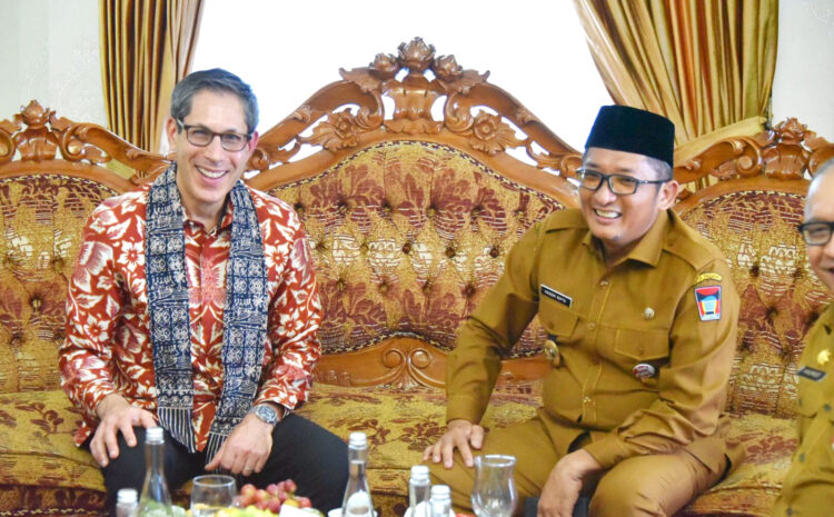 AKRAB— Wali Kota Padang Hendri Septa berbincang-bincang akrab dengan Wakil Dubes AS Michael F Kleine dan group band The Beatbox House di ruang VVIP BIM.