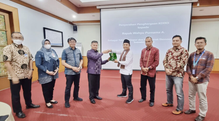 BERIKAN PENGHARGAAN— Direktur Jasa Keuangan Syariah KDEKS Sumbar Gusti Candra menyerahkan penghargaan kepada Wahyu Purnama A beberapa waktu yang lalu.