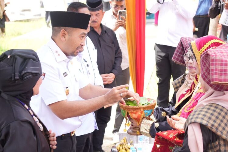 PERESMIAN RUMAH GADANG— Wagub Audy Joinaldy bersama Ketua Perkumpulan Bundo Kanduang Sumbar, Puti Reno Raudhatul Hannah Thaib, Ketua LKAAM Sumbar Fauzi Bahar, meresmikan Rumah Gadang di Komplek Masjid Raya Sumbar.