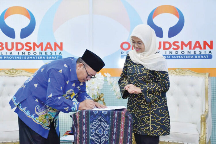 TANDATANGAN PAKTA INTEGRITAS— Disaksikan Kepala Ombudsman Sumbar Yefri Heriani, Bupati Agam menandatangani pakta integritas persiapan penilaian kepatuhan standar pelayanan publik 2023, Kamis (2/2).