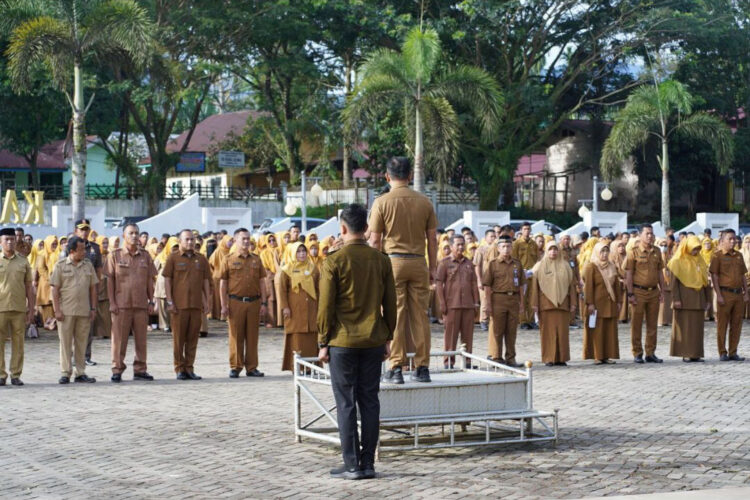 APEL GABUNGAN— Bupati Solok Selatan Khairunas memimpin apel gabungan ASN di halaman kantor Bupati Solok Selatan, Senin (6/2) pagi.