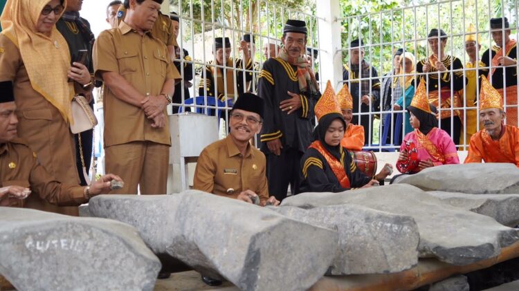 Bupati Temu Ramah Bersama Niniak Mamak Nagari Talang Anau 1 Bupati Lima Puluh Kota meninjau cagar budaya Talempong Batu. 1