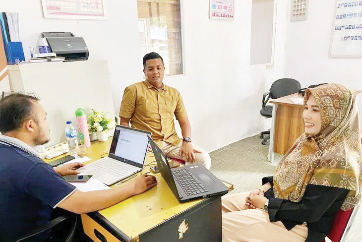 BERIKAN PENGARAHAN— Komisioner KPU Pasaman Barat Misdarliah (perempuan) saat memberikan pengarahan kepada anggota terkait pelaksanaan tahapan Pemilu 2024.