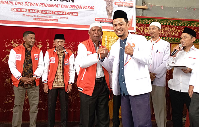 SALAM KOMANDO— Ketua DPD PKS Tanahdatar Adib Fadil salam komando dengan kader.
