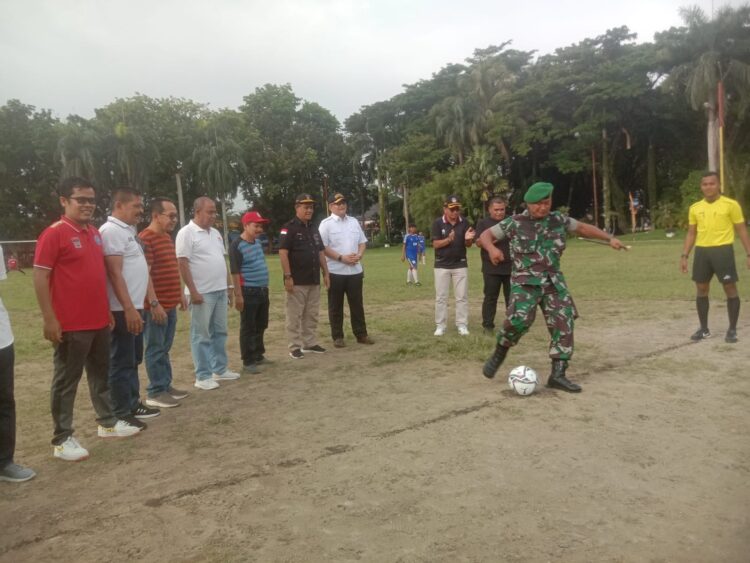 TENDANGAN PEMBUKA— Dandim 0312 Kolonel Inf Jadi S.IP melakukan  tendangan pembuk pada Kompotisi Liga Askot PSSI Padang ke-4 tahun 2023.