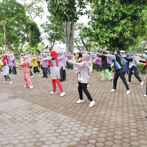 SENAM BERSAMA— Ketua TP PKK Kabupaten Agam, Ny Yenni Andri Warman ikuti Senam Sehat Bersama (Germas) bagi anggota TP PKK dan Dasawisma Kecamatan se-Agam bagian Barat, Minggu (5/2).