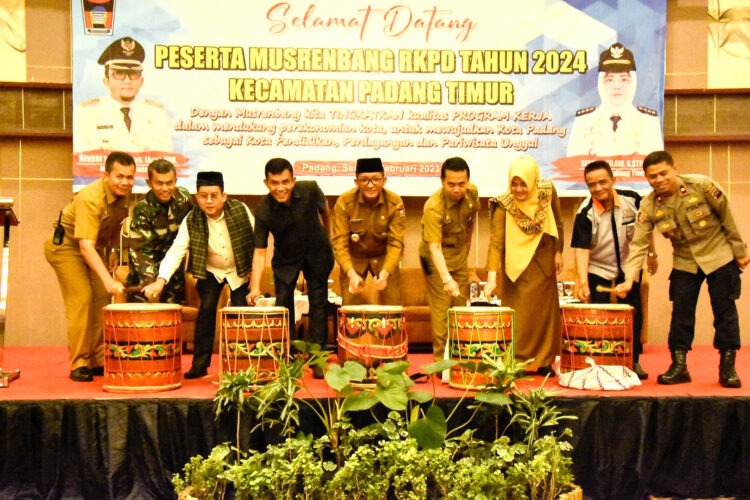 Musrenbang--Wali Kota Padang Hendri Septa membuka pelaksanaan Musyawarah Perencanaan Pembangunan (Musrenbang) Rencana Kerja Pemerintah Daerah (RKPD) Tahun 2024 di tiga kecamatan se-Kota Padang, Senin (6/2).ist