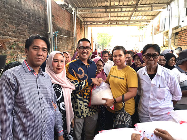 BAGIKAN BERAS— Kader Partai Gerindra Rachmad Wijaya membagikan beras untuk warga Padang Selatan dan Padang Timur di rumah orang tuanya di Rawang, Padang Selatan.