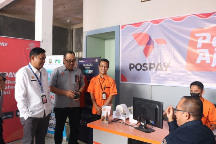 RESMIKAN—Kepala Dinas Kominfo Kabupaten Sijunjung, David Rinaldo bersama Eksekutif General Manager (EGM) Kantor Cabang Utama (KCU) PT. Pos Sumbar, Tiarsa Wahyudin, meresmikan kantor pos cabang pembantu di Kecataman Lubuk Tarok.