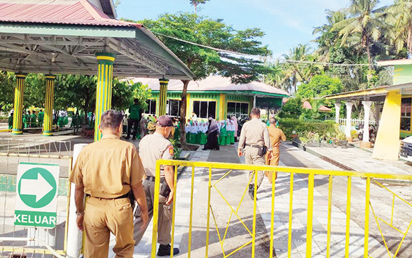 AWASI SEKOLAH— Satpol PP Kota Padang kerahkan seluruh jajaran Satpol PP BKO kecamatan untuk mendatangi sekolah-sekolah untuk memberikan rasa aman dan nyaman kepada masyarakat.