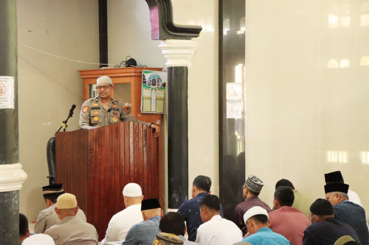 Jumat Curhat Polres Mentawai di Masjid Jabal Nur KM 4 Tua Pejat, Isu Penculikan Anak jadi Pembicaraan di Mentawai 1 KUTBAH—Kabagren Polres Kepulauan Mentawai Kompol H Syafrizen. SH Datuak Rang Batuah saat memberikan khutbah di Masjid Jabal Nur.