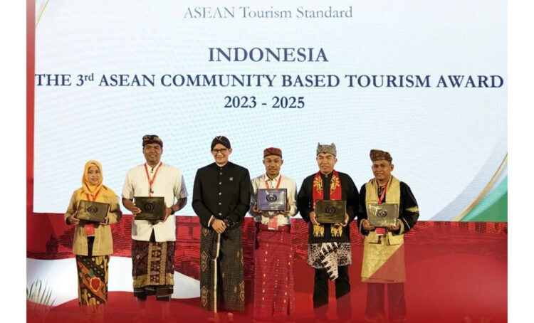 RAIH PENGHARGAAN— 
Menteri Pariwisata dan Ekonomi Kreatif RI, Sandiaga Salahudin Uno memberikan penghargaan ASEAN Tourism Standard kepada Ketua Pengelola Desa Wisata Silokek, Rubis Armando di Yogyakarta.