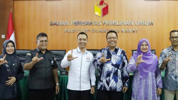 SINERGITAS— Ketua KPID Sumbar Rahmadi Sutrisno dan Ketua Bawaslu Sumbar Alni bangun Sinergitas guna mengawasi Lembaga Penyiaran dan Peserta Pemilu yang nakal dalam masa pesta Demokrasi Tahun 2024.