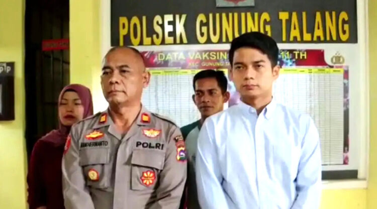 Penculikan Anak di Solok Ternyata juga “Prank”, Keluarga Datangi Polisi Akui Bikin Cerita Bohong 1 MINTA MAAF— Kapolsek Gunung Talang, AKP Aam Hermayanto beserta keluarga menyampaikan permintaan maaf atas cerita bohong terkait aksi penculikan anak.
