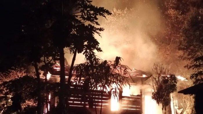 KEBAKARAN— Rumah dan gudang perabot yang terbakar di Nagari Simarasok, Kecamatan Baso, Agam.