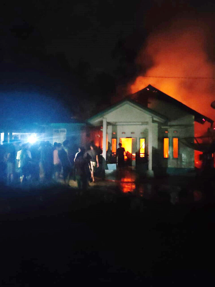 5 Rumah dan 1 Sepeda Motor Terbakar di Kabupaten Tanahdatar 1 KEBAKARAN— Warga bersama petugas Damkar berupaya memadamkan api yang membakar lima rumah di Nagari Sungai Tarab, Kabupaten Tanahdatar.