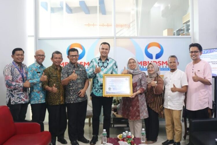 TERIMA PENGHARGAAN— Bupati Sijunjung Benny Dwifa didampingi jajaran kepala OPD menerima penghargaan dari Ombudsman RI Perwakilan Sumbar atas peningkatan kualitas pelayanan publik di Sijunjung.