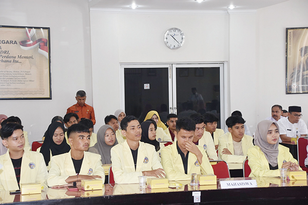MAHASISWA MAGANG— Sebanyak 23 mahasiswa asal UNP dilepas oleh Bupati Agam dalam rangka Pendataan PBB-P2 di Aula Kantor Bupati Agam, Senin (6/2).