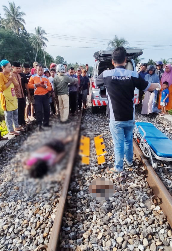 EVAKUASI— Jenazah wanita yang tewas akibat tabrakkan diri ke kereta api 
dievakuasi menggunakan ambulans ke RSUD Padangpariaman.
