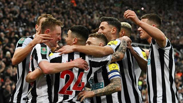 SELEBRASI— Gelandang Newcastle United Sean Longstaff (kiri), berselebrasi bersama rekan-rekannya setelah mencetak gol ke gawang Southampton pada leg kedua Semifinal Carabao Cup 2022/2023, di St James Park, Rabu (1/2) dinihari WIB.