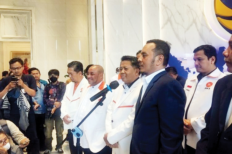 KUNJUNGAN— Jajaran elit Partai Nasdem setelah menerima kunjungan dari sejumlah pimpinan PKS di Nasdem Tower, Gondangdia, Menteng, Jakarta, Jumat (3/2).