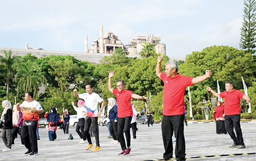 LAUNCHING HARI OLAHRAGA— Direktur Utama PT Semen Padang Asri Muktar dan jajaran direksi serta staf dan karyawan melakukan senam bersama saat melaunching Hari Olahraga Tahun 2023 di Plaza Kantor Pusat PT Semen Padang, Jumat (3/2) sore.