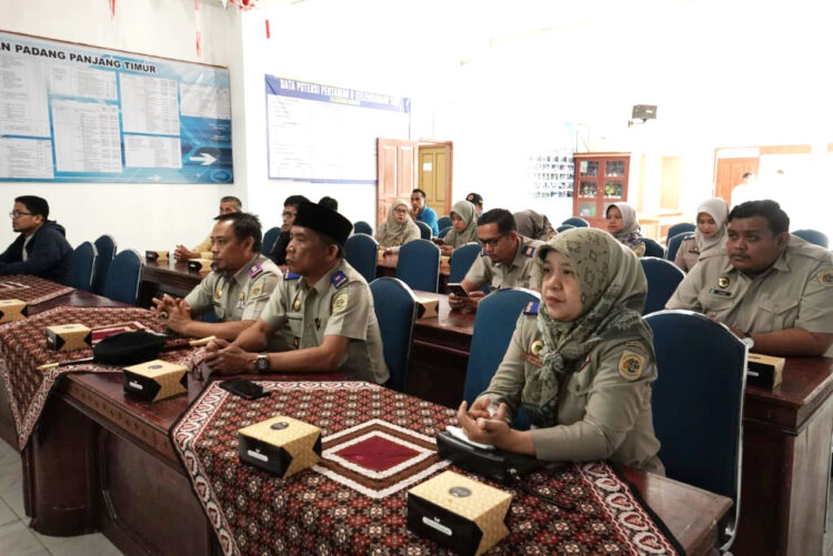 GEMA PATAS— Kegiatan Gerakan Masyarakat Pemasangan Tanda Batas (Gema Patas) secara serentak dilakukan seluruh Indonesia melalui zoom meeting di aula Kantor Lurah Ganting, Kecamatan Padang Panjang Timur.