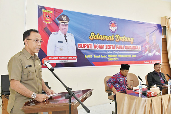 KATA SAMBUTAN— Kepala DPMN Agam, Asril memberikan sambutan dalam raker pengurus Persatuan Perangkat Desa Indonesia (PPDI) Agam, di Mess Pemkab Agam Belakang Balok, Selasa (31/1).