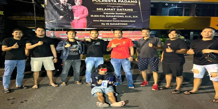 Beraksi di 3 TKP, Spesialis Pembobol Toko Hp Diciduk Tim Klewang Satreskrim Polresta Padang 1 PENCURI— Pelaku RS (27) yang terlibat aksi pencurian dengan sasaran toko Hp diciduk Tim Klewang Polresta Padang.