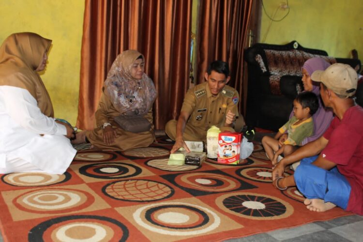 SERAHKAN BANTUAN— Pj Wali Kota serahkan bantuan kepada warga kurang mampu.