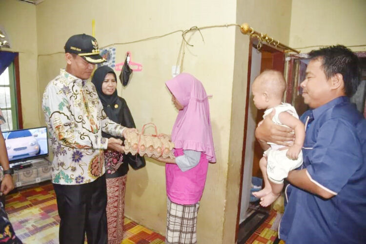 Perlu Daya Konkret By Name By Adrees, Genius Umar Monitorng Kasus Stunting 1 SERAHKAN BANTUAN—Wako saat monev stunting serahkan bantuan untuk warga.