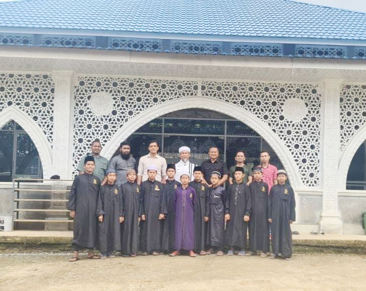 SILATURAHMI—Usai pertemuan ajang silaturahmi, perwakilan Polda Sumbar bersama para santri Ponpes Al-Huffaz Payakumbuh foto bersama.