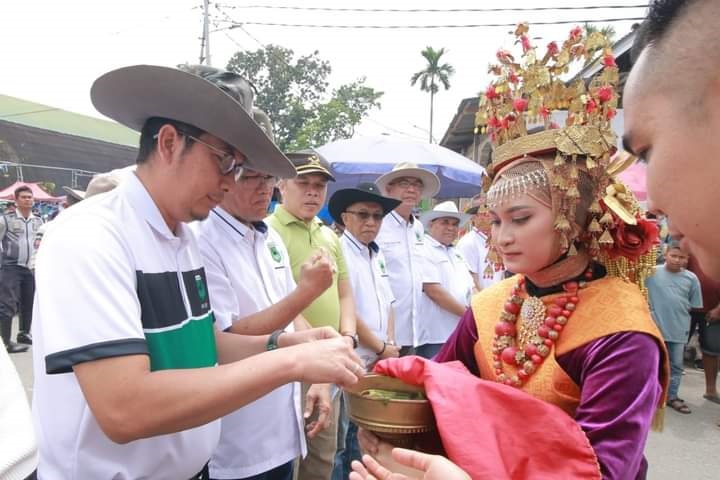Open Race 2023 di Kubu Gadang, Pordasi Sawahlunto Kirim Tim 1 SAMBUT—Wali Kota Sawahlunto Deri Asta yang juga menjabat sebagai Ketua Umum Pordasi Sumbar disambut siriah dalam carano.