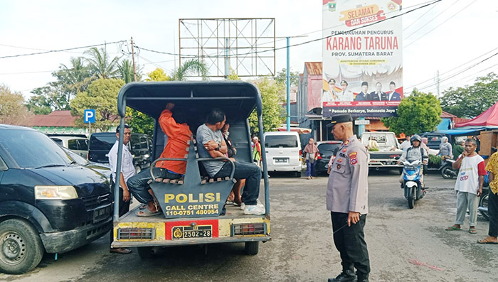 PUNGLI— Delapan orang yang kedapatan pungli parkir di Pasar Lubuk Buaya diamankan di Mapolsek Koto Tangah.