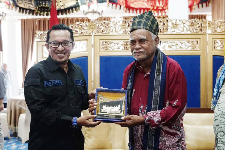 SAMBUT KUNJUNGAN IKWAMNS BUPATI EKA SAMPAIKAN TANAH DATAR