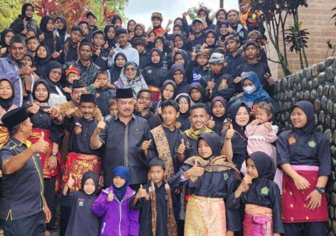 FOTO BERSAMA— Ketua LKAAM Sumbar Fauzi Bahar foto bersama 60 pesilat yang akan belajar Silek Kumango ke Kabupaten Tanah Datar.