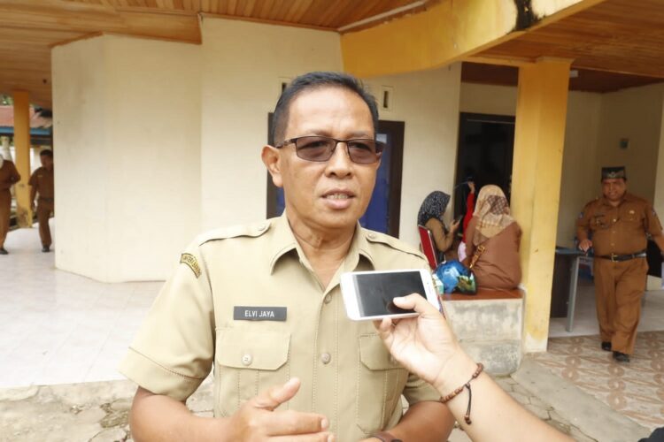 WAWANCARA—Staf Ahli Wali Kota, Elfi Jaya ketika diwawancarai awak media.